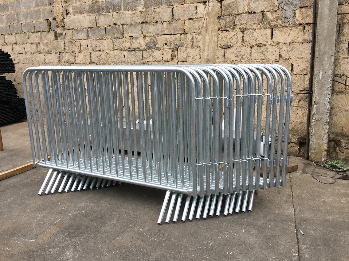 Pilha de grades galvanizadas vista de frente